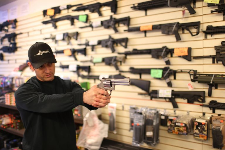 The Economist: Penurie de muniţie în SUA. Producătorii de armament nu mai pot satisface cererea