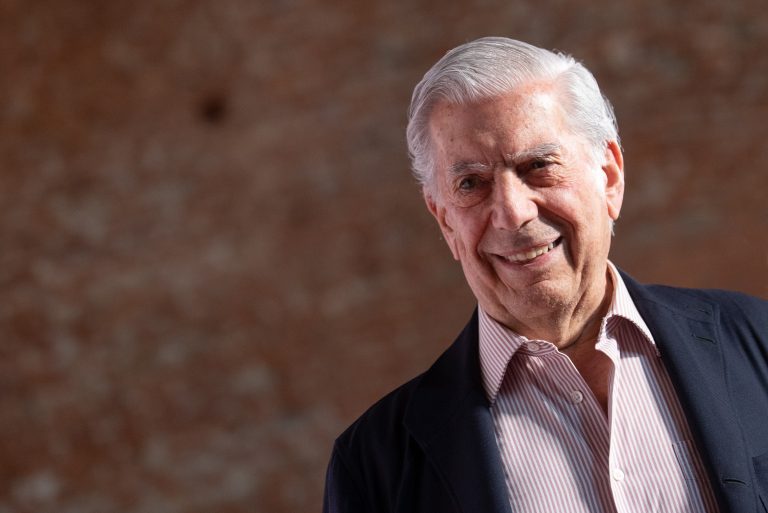 Mario Vargas Llosa, ales membru al Academiei Franceze