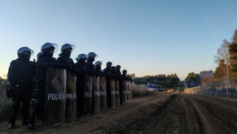 Belarusul a evacuat joi taberele de migranţi de la graniţa cu Polonia, detensionând situaţia