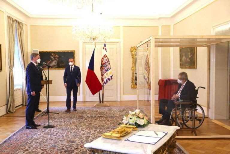 Milos Zeman l-a nominalizat pe liderul opoziţiei, Petr Fiala, în funcţia de premier, dintr-o cutie de plexiglas