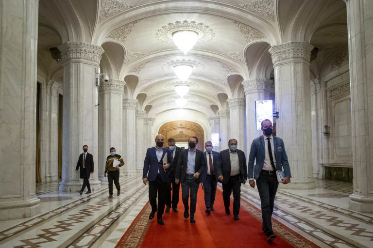 Guvernul va avea 21 de ministere, dacă premierul va fi de la PNL. Liberalii ar fi renunţat la Dezvoltare şi la Transporturi, potrivit unor surse