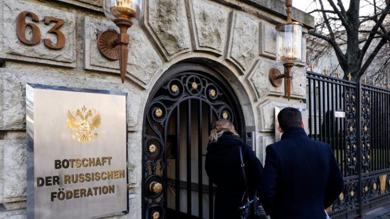Fiul unui general FSB, găsit mort în fața ambasadei ruse din Berlin. Ar fi căzut de la etaj, în urma unui „accident tragic”