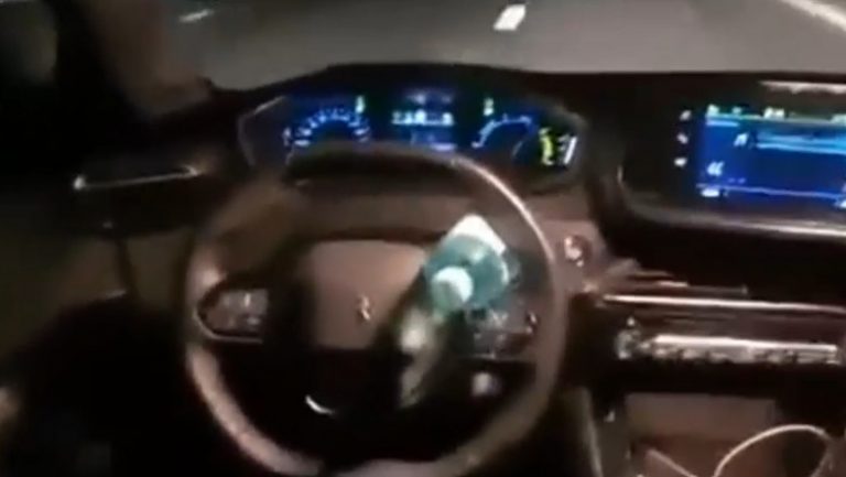VIDEO | Accident pe autostradă provocat de un șofer care a vrut să demonstreze că mașina lui merge în „mod autonom” condusă de o sticlă de plastic