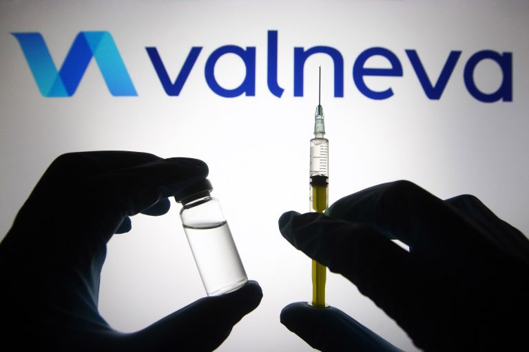 UE şi Valneva au ajuns la un acord de reducere a comenzii de vaccinuri împotriva COVID-19