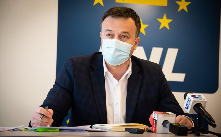 Deputați ameninţaţi prin SMS, în legătură cu votul pentru certificatul verde: Îţi dăm foc şi ţie şi familiei