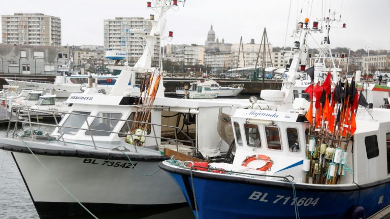 Pescarii francezi anunţă blocarea unor porturi şi a Eurotunelului, în conflictul licenţelor de pescuit post-Brexit