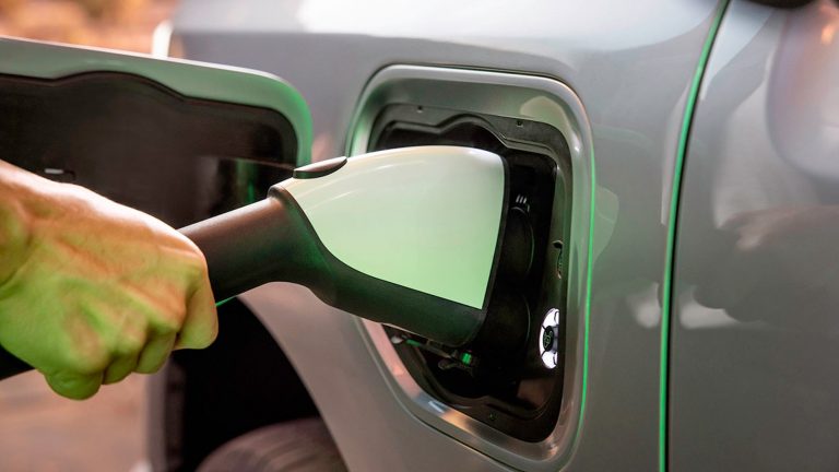 Ford inventează cablul care poate încărca mașinile electrice în aproximativ 5 minute