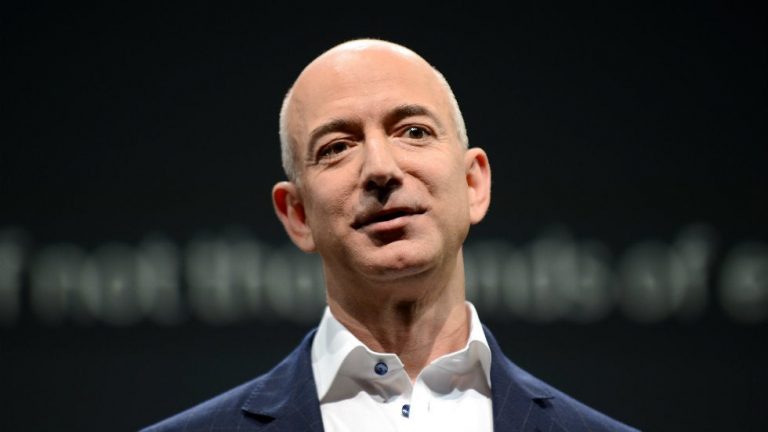 Jeff Bezos vrea să-și doneze cea mai mare parte din avere încă din timpul vieţii. I-a oferit deja 100 de milioane de dolari lui Dolly Parton