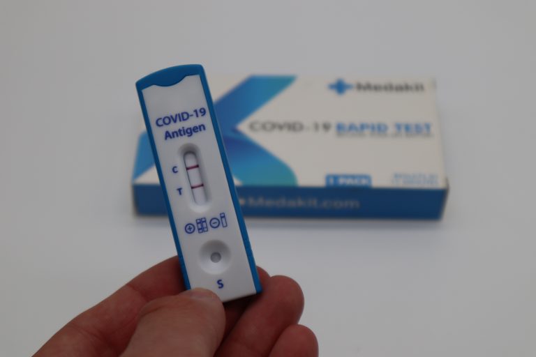 OMS: Testele PCR rămân valabile pentru detectarea variantei Omicron a coronavirusului. Semn de întrebare asupra testelor rapide