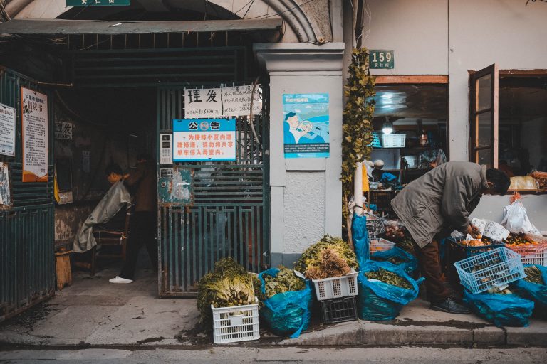 A început vânătoarea de alimente după semnalul de alarmă tras de guvernul chinez. Rafturile magazinelor se golesc