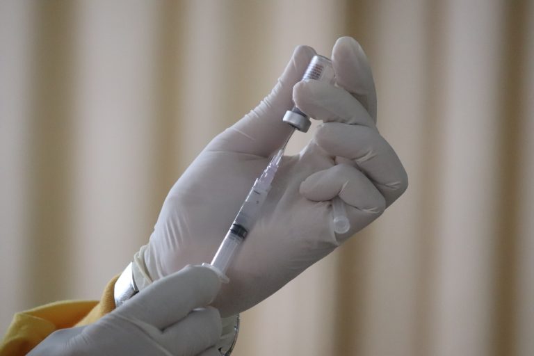 Primele țări UE care anunță amenzi pentru cei care refuză vaccinul obligatoriu