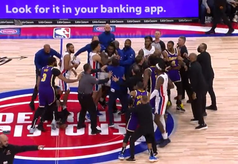 VIDEO | Bătaie în NBA. LeBron James l-a lovit în figură pe Isaiah Stewart