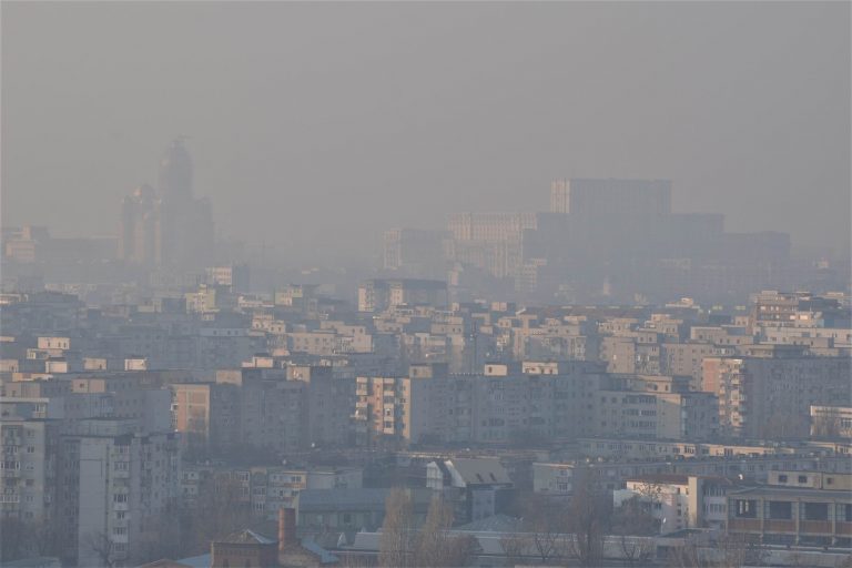 The Guardian: Poluarea aerului este legată de creşterea rezistenţei la antibiotice care pune în pericol sănătatea umană