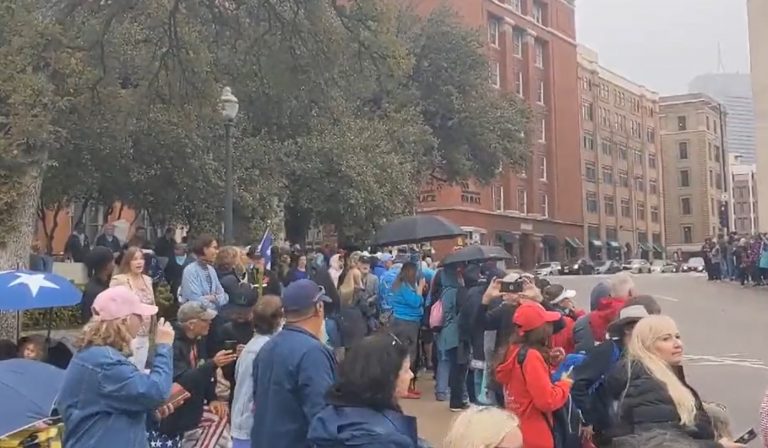 VIDEO | Sute de adepți QAnon așteaptă ca JFK, mort din 1963, să-și facă apariția și să-l proclame pe Donald Trump președinte
