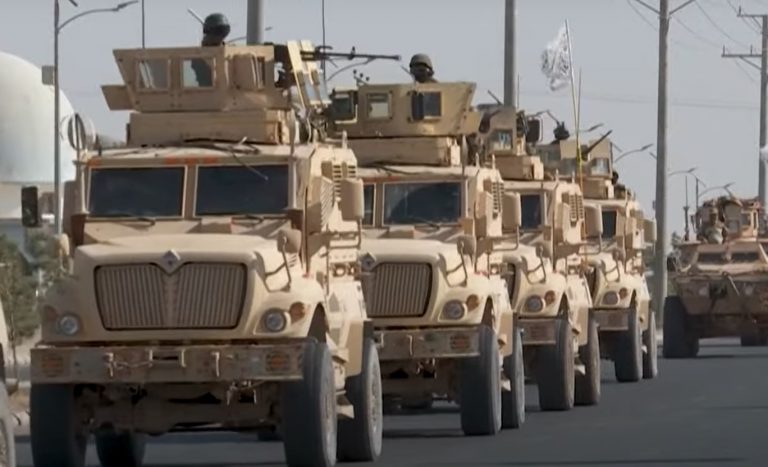 VIDEO | Prima paradă militară a talibanilor. „Armata Emiratului Islamic” a defilat cu tehnică donată de SUA trupelor afgane