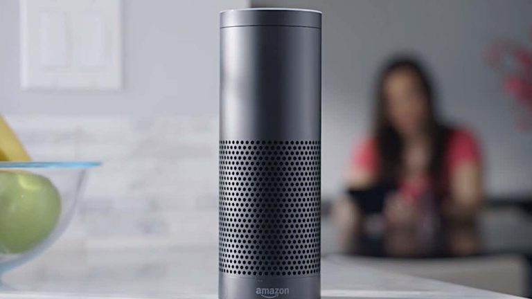 Fața întunecată a Inteligenței Artificiale: Asistentul virtual Alexa al companiei Amazon a îndemnat o fetiță de 10 ani să bage degetele în priză