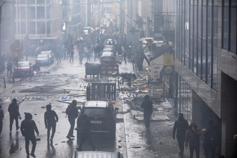VIDEO | Ciocniri la Bruxelles în timpul unei manifestaţii împotriva COVID-19
