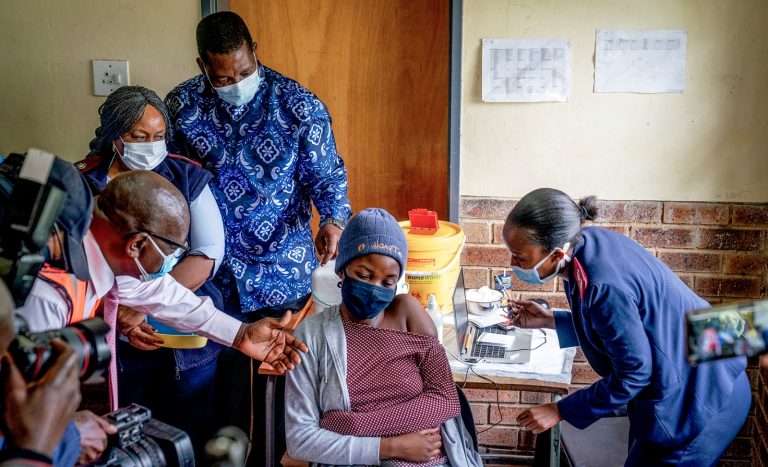 Cercetătorii din Africa de Sud confirmă că infectările cu varianta Omicron sunt mai puțin severe decât cele cu varianta Delta