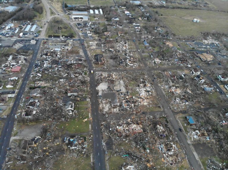 Peisaje apocaliptice în SUA: tornadele au făcut prăpăd în statul Kentucky