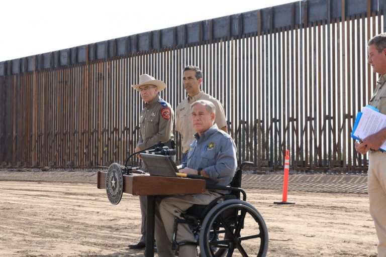 Texasul îşi construieşte propriul zid la frontiera cu Mexicul