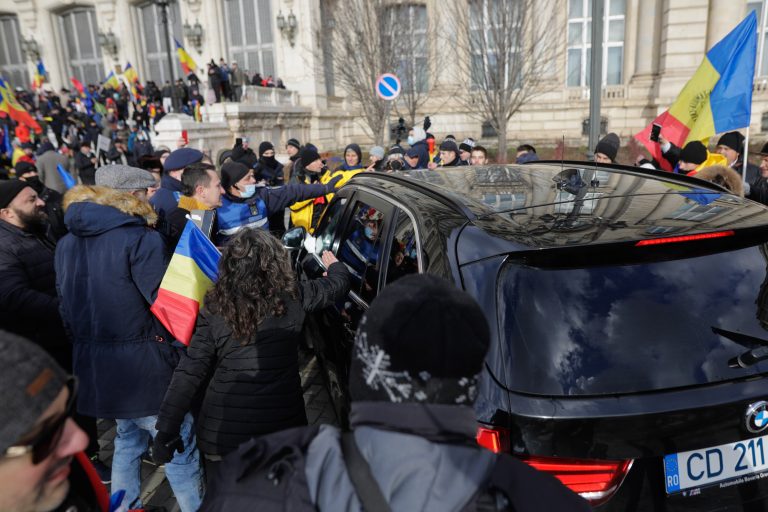 Ambasada SUA confirmă că i-a fost vandalizată o mașină, la protestul AUR