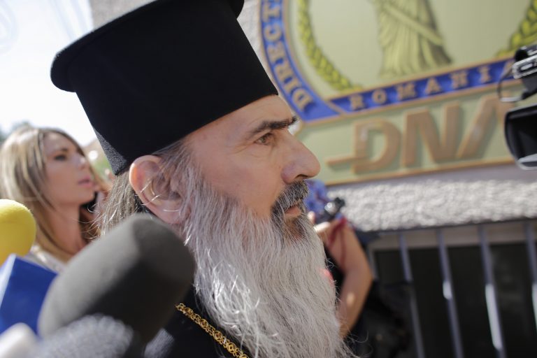 Pronunţare amânată pentru 25 octombrie în dosarul în care Arhiepiscopul Tomisului e judecat pentru cumpărare de influenţă / Avocatul lui ÎPS Teodosie: Am susţinut nelegalitatea administrării probelor, a excluderii înregistrărilor