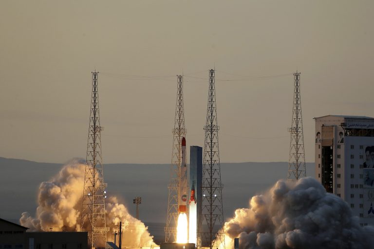 VIDEO | Iranul a lansat o rachetă cu rază lungă de acțiune în spaţiu, cu trei aparate de cercetare la bord