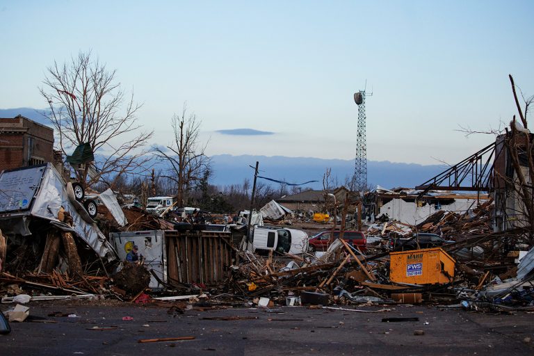 FOTO/ VIDEO | Tornadă devastatoare în mai multe state din SUA, numărul morților ar putea trece de 100