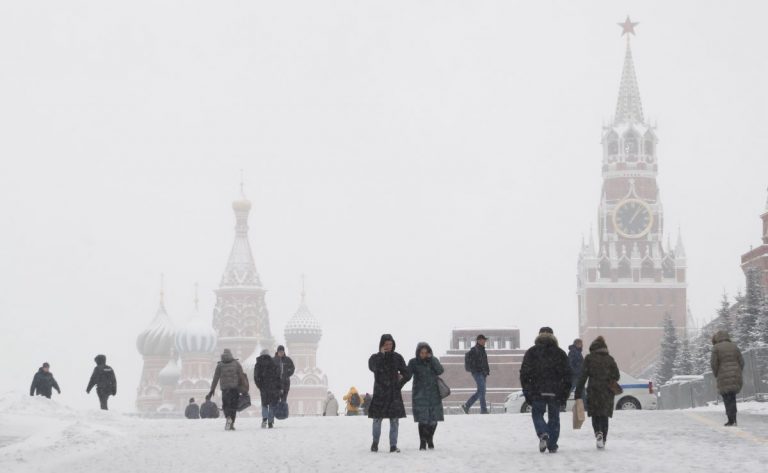 Rusia introduce examinarea medicală obligatorie, precum și amprentarea, tuturor străinilor din ţară