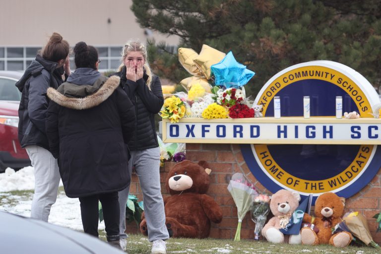 VIDEO | Părinţii adolescentului care a ucis patru elevi în statul american Michigan, inculpaţi pentru omor