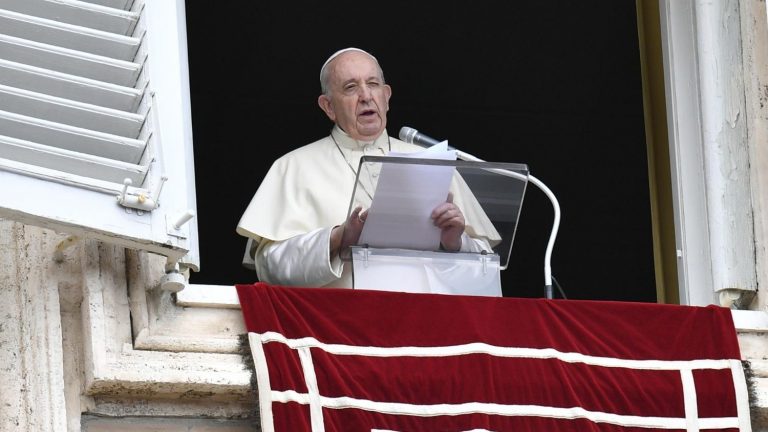Papa Francisc sfătuieşte ca membrii familiei să se asculte reciproc şi să nu se izoleze cu telefoanele mobile