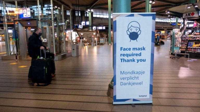 14 pasageri infectaţi cu varianta Omicron care au sosit la Amsterdam erau toţi vaccinaţi anti-COVID-19
