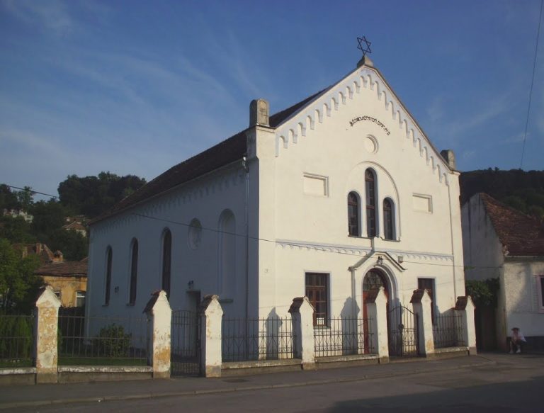 Tânăr de 15 ani, urmărit penal după ce a desenat două svastici în apropierea sinagogii din Sighişoara
