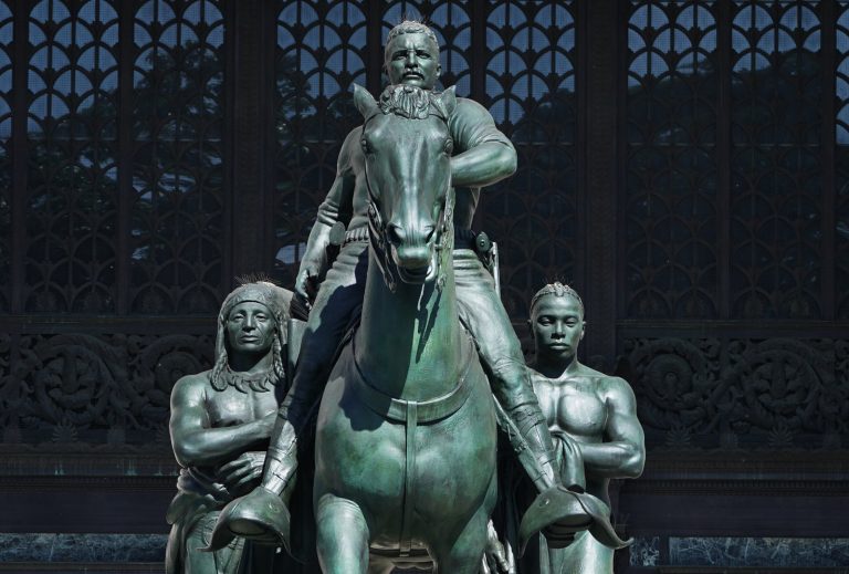 Statuia fostului preşedinte american Theodore Roosevelt de la New York, în curs de demontare