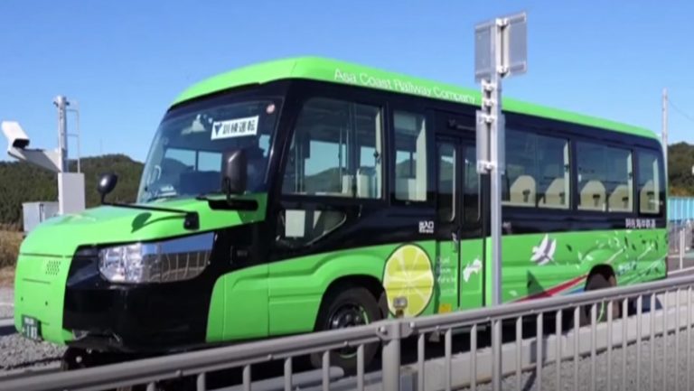 VIDEO | Primul vehicul dual pentru transportul pasagerilor. Poate fi şi autobuz şi tren