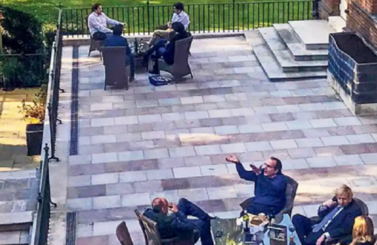 The Guardian publică o imagine cu Johnson şi colaboratori ai acestuia mâncând brânză şi bând vin în grădina Guvernului în mai 2020, când socializarea era interzisă