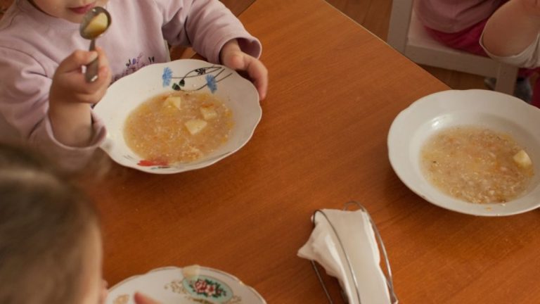 Alimente furate din creșe: Cantităţi impresionante de produse, găsite la domiciliile inculpaţilor- motivare
