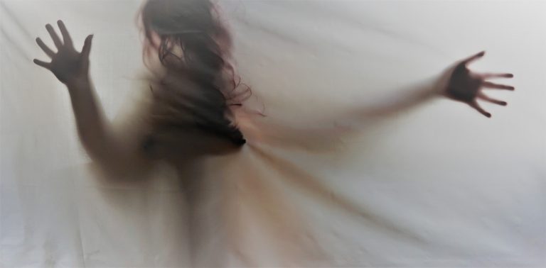 The Spectator: Billie Eilish are dreptate în privința societății noastre bolnave de pornografie