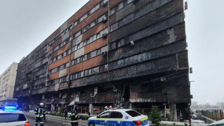 VIDEO | Doi minori, suspectaţi de producerea incendiului în parcarea blocului cuprins de flăcări, din Constanța