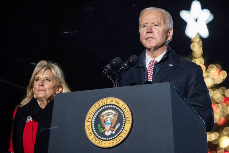 Joe Biden anunţă că are doar o răceală, de la un nepot, în pofida unei voci răguşite