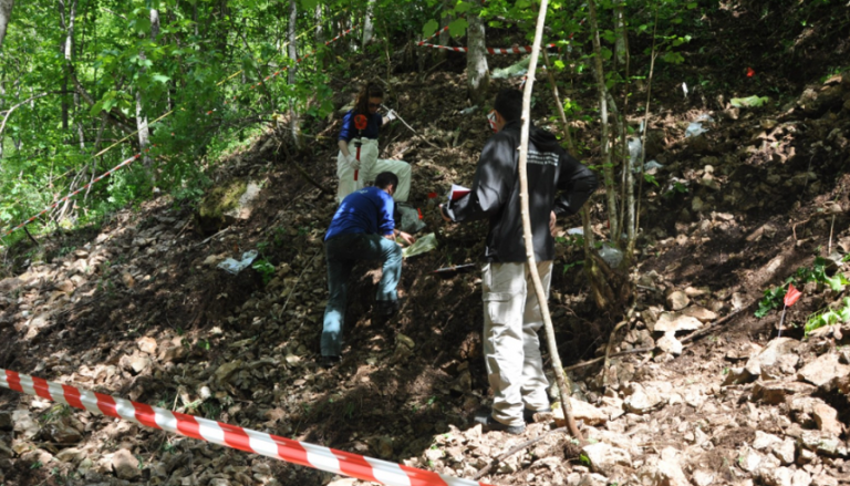 Pământul își dezgroapă morții. Victime ale genocidului de la Srebreniţa, găsite într-o groapă comună, la Kalinovik, în sudul Bosniei-Herţegovina