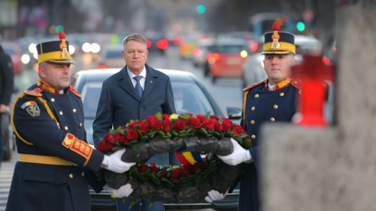 VIDEO | Șeful statului a depus o coroană de flori la Troița din Piața Universității