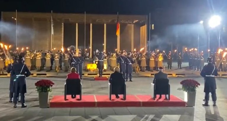 VIDEO | Angela Merkel, onorată de armata germană cu un imn religios, un cântec al anilor ’60 şi un hit punk al anilor ‘70