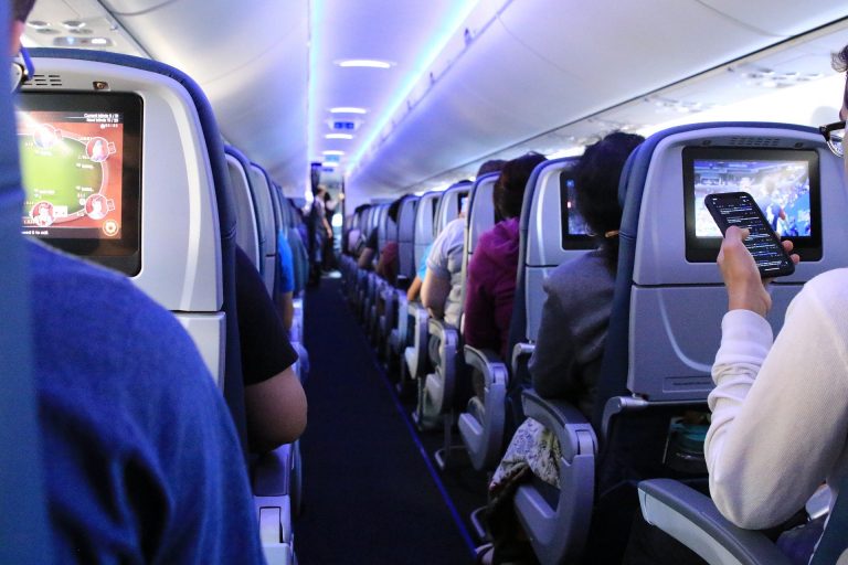 Două avioane care au aterizat recent în Europa ar fi putut stimula răspândirea Omicron pe continent