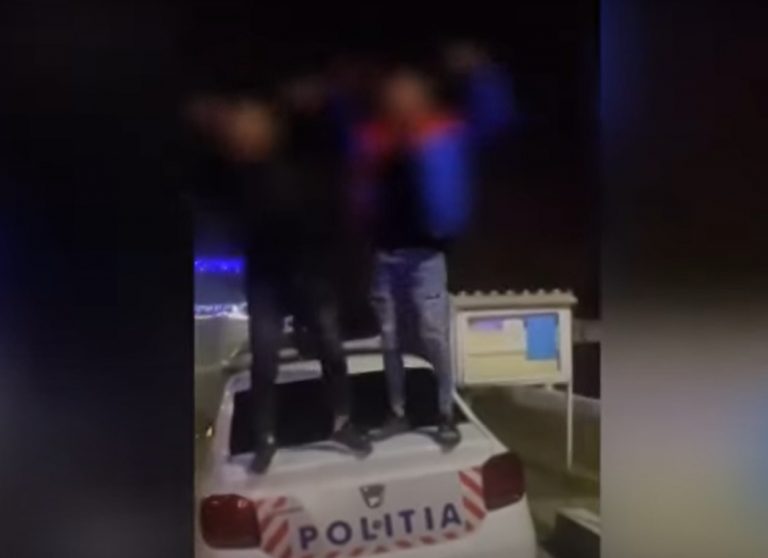 VIDEO | Doi adolescenți din Vrancea, filmați dansând pe o mașină de poliție în ritm de manele