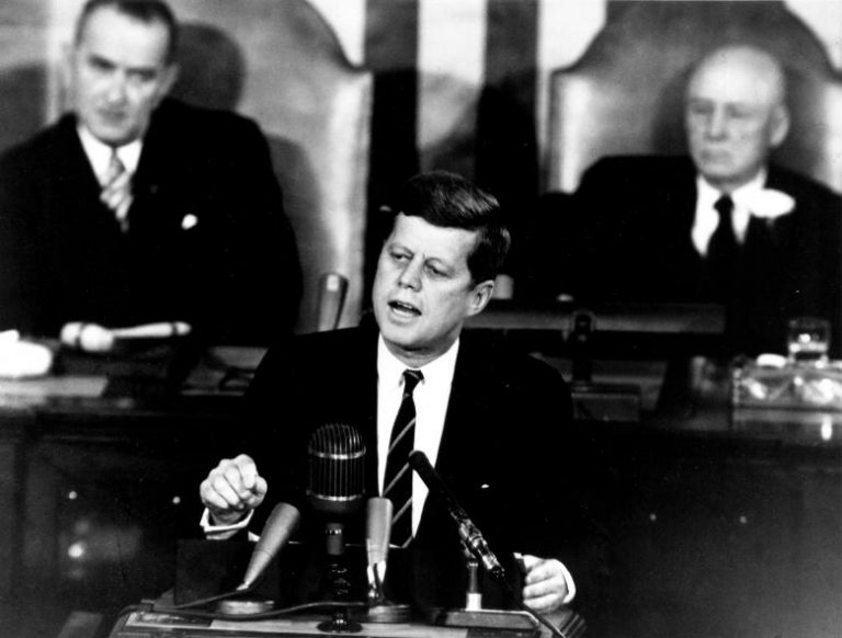 Asasinarea lui Kennedy, documente declasificate: Lee Harvey Oswald a vorbit cu KGB