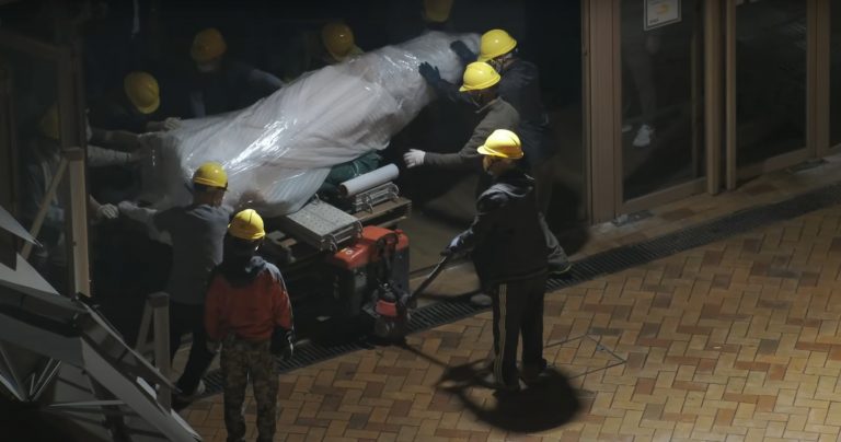 VIDEO | Decizie revoltătoare: O universitate din Hong Kong a dezmembrat o statuie a victimelor represiunii din Piaţa Tiananmen