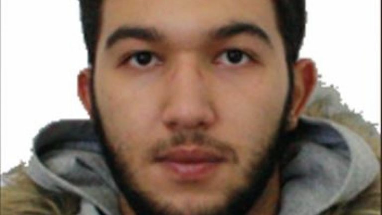 Bărbatul suspectat în cazul dublei crime de la Iaşi a fost adus în ţară
