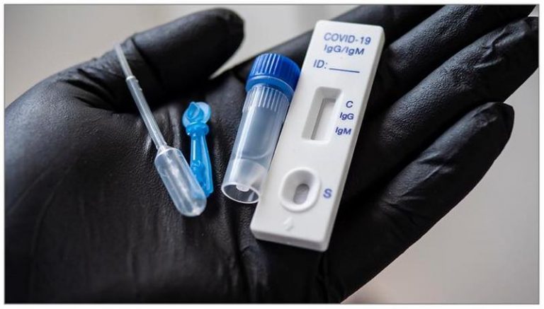 Testele PCR primite gratuit de elevi, scoase la vânzare de părinți pe internet