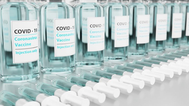 Comisia Europeană a autorizat noile vaccinuri anti-COVID-19 recomandate de EMA. Un parlamentar european a anunțat miercuri că Pfizer și Moderna ar fi gata să livreze în UE zeci de milioane de vaccinuri